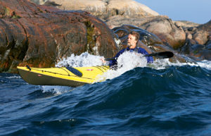 Beim Surfen und Steuern auf der Welle nimmt das Boot mächtig Fahrt auf.